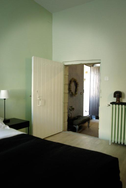 Monte Arena Bed and Breakfast Montaren-et-Saint-Médiers Rum bild