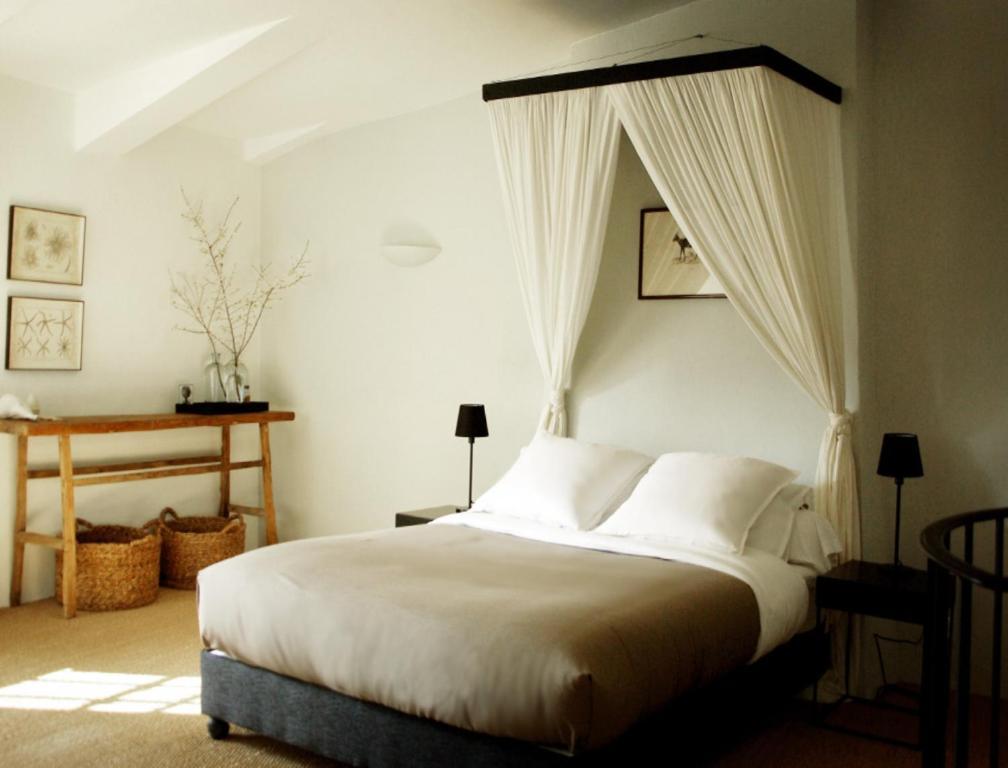 Monte Arena Bed and Breakfast Montaren-et-Saint-Médiers Exteriör bild