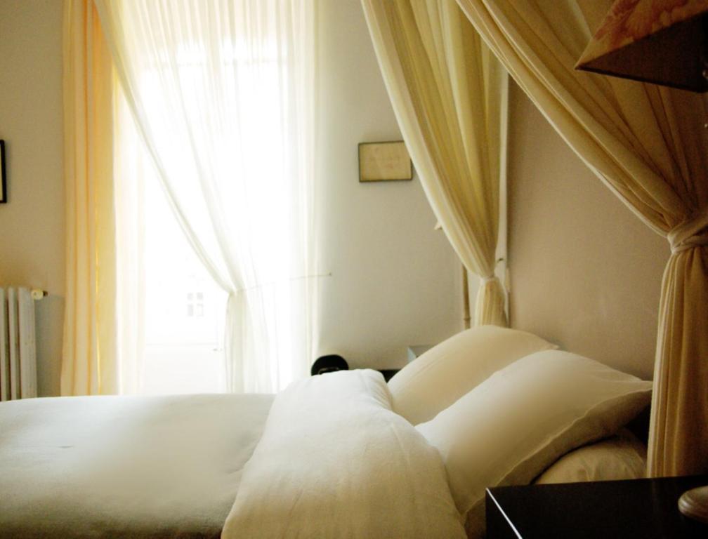 Monte Arena Bed and Breakfast Montaren-et-Saint-Médiers Exteriör bild