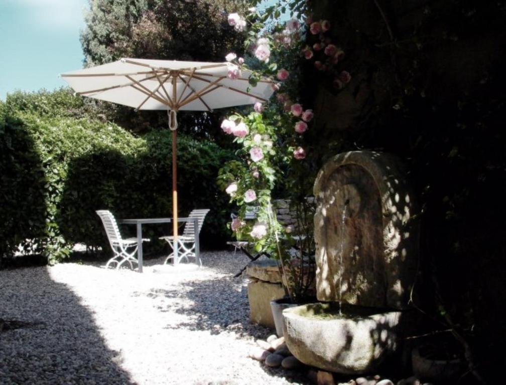 Monte Arena Bed and Breakfast Montaren-et-Saint-Médiers Exteriör bild