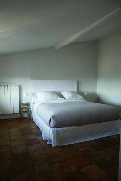 Monte Arena Bed and Breakfast Montaren-et-Saint-Médiers Exteriör bild